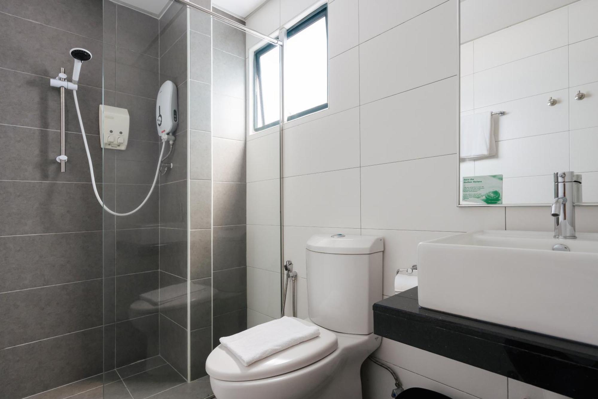 Golden View Serviced Apartments Tanjung Tokong Екстер'єр фото