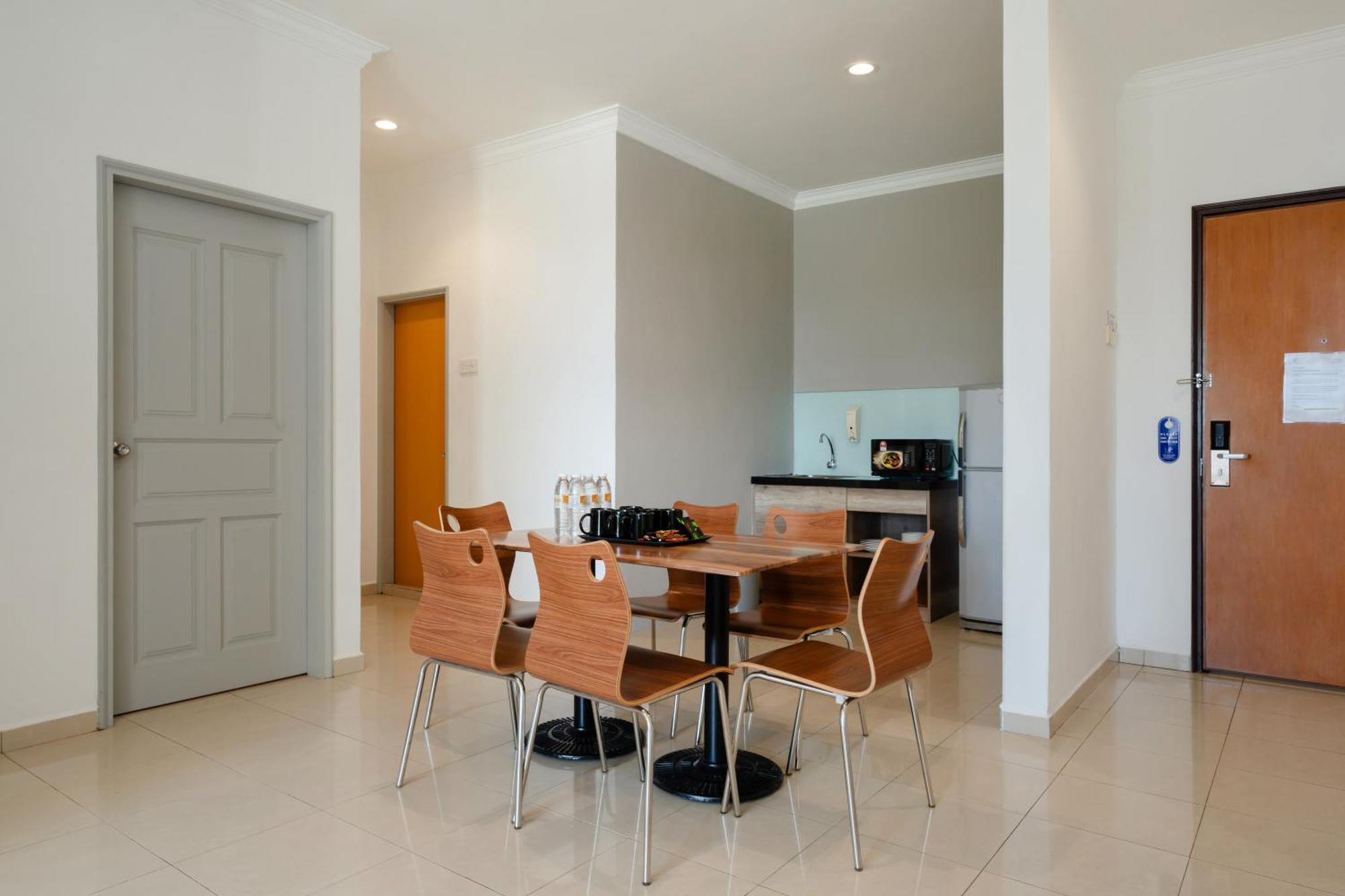 Golden View Serviced Apartments Tanjung Tokong Екстер'єр фото