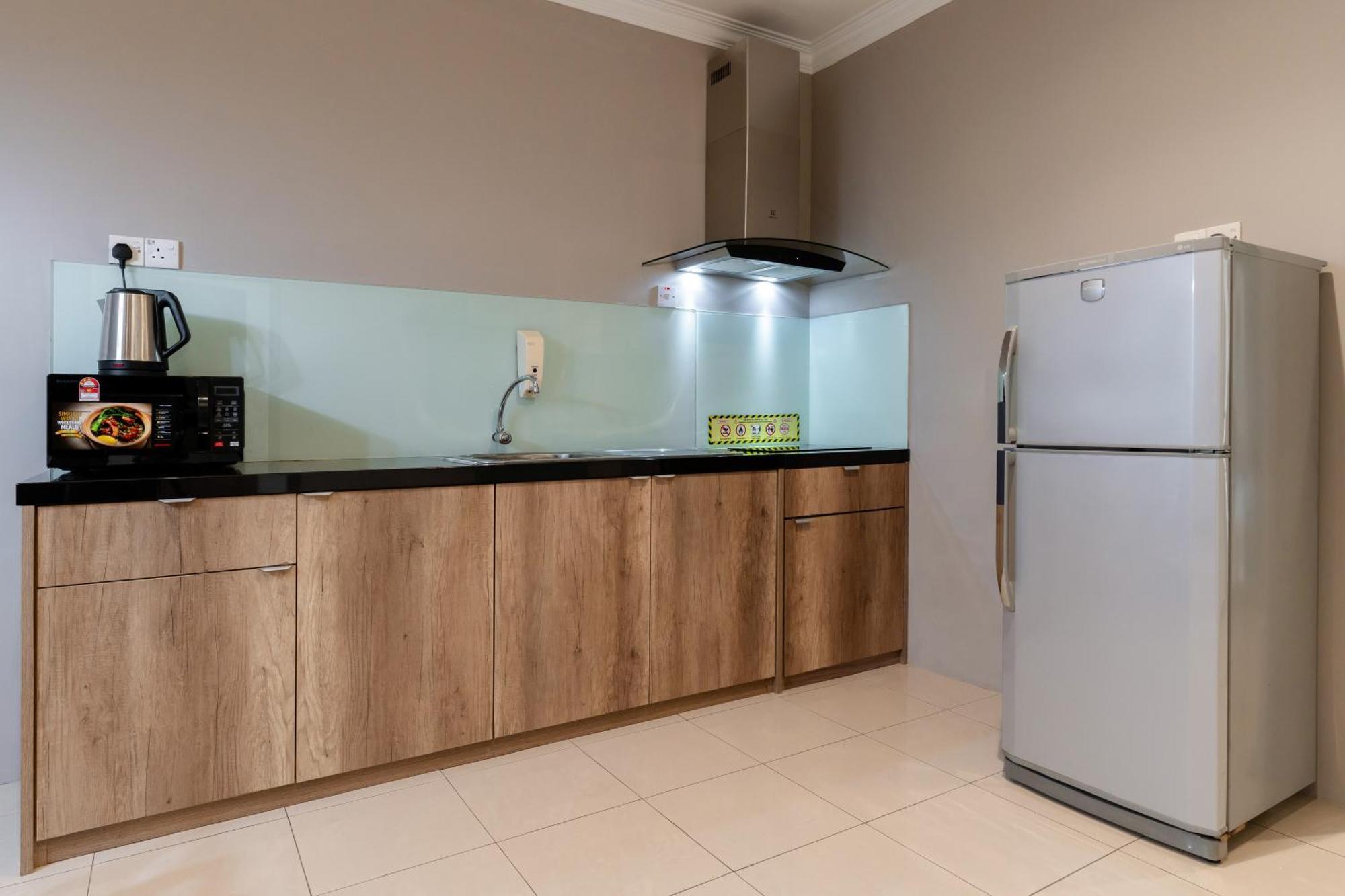 Golden View Serviced Apartments Tanjung Tokong Екстер'єр фото
