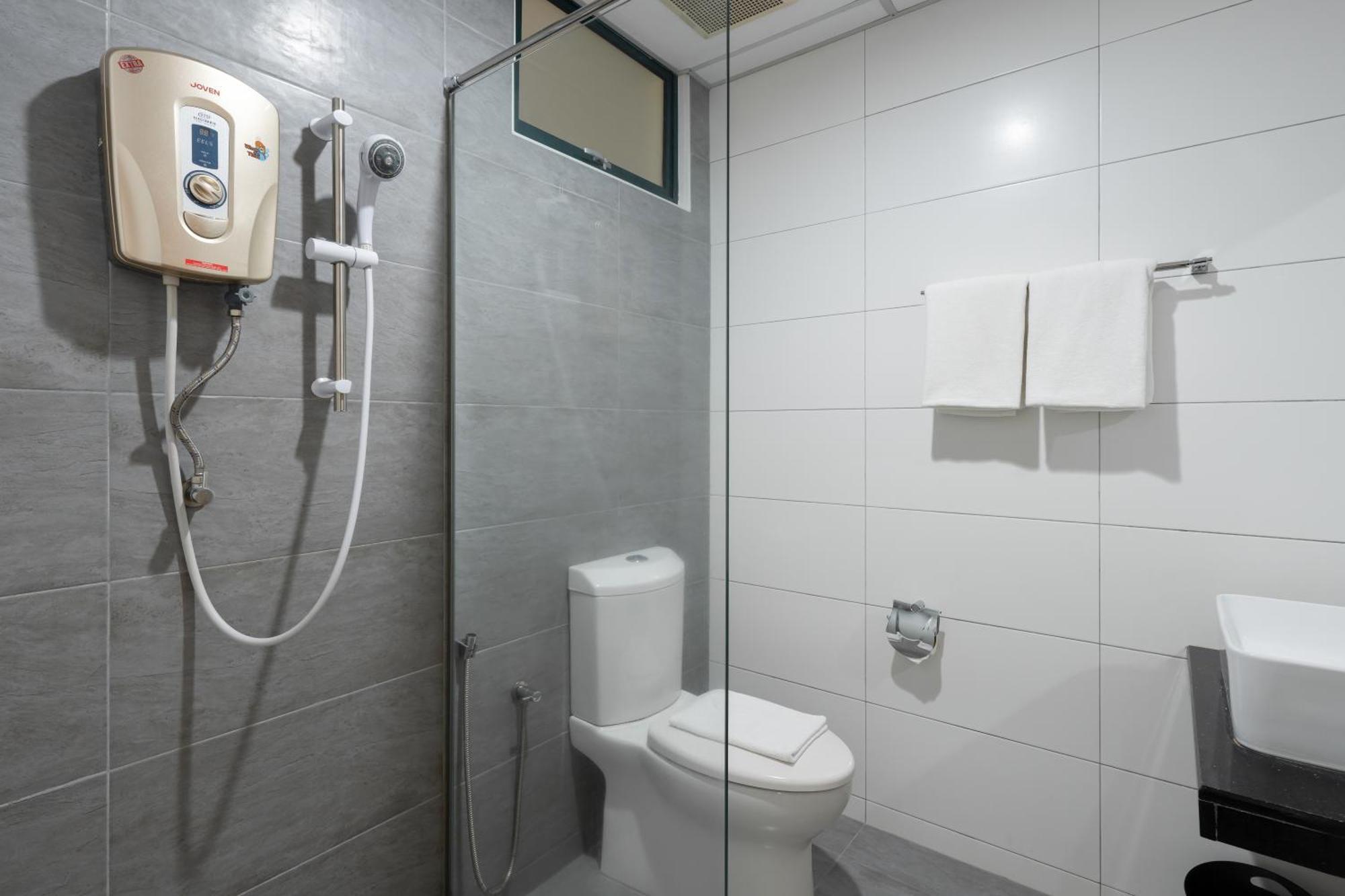 Golden View Serviced Apartments Tanjung Tokong Екстер'єр фото
