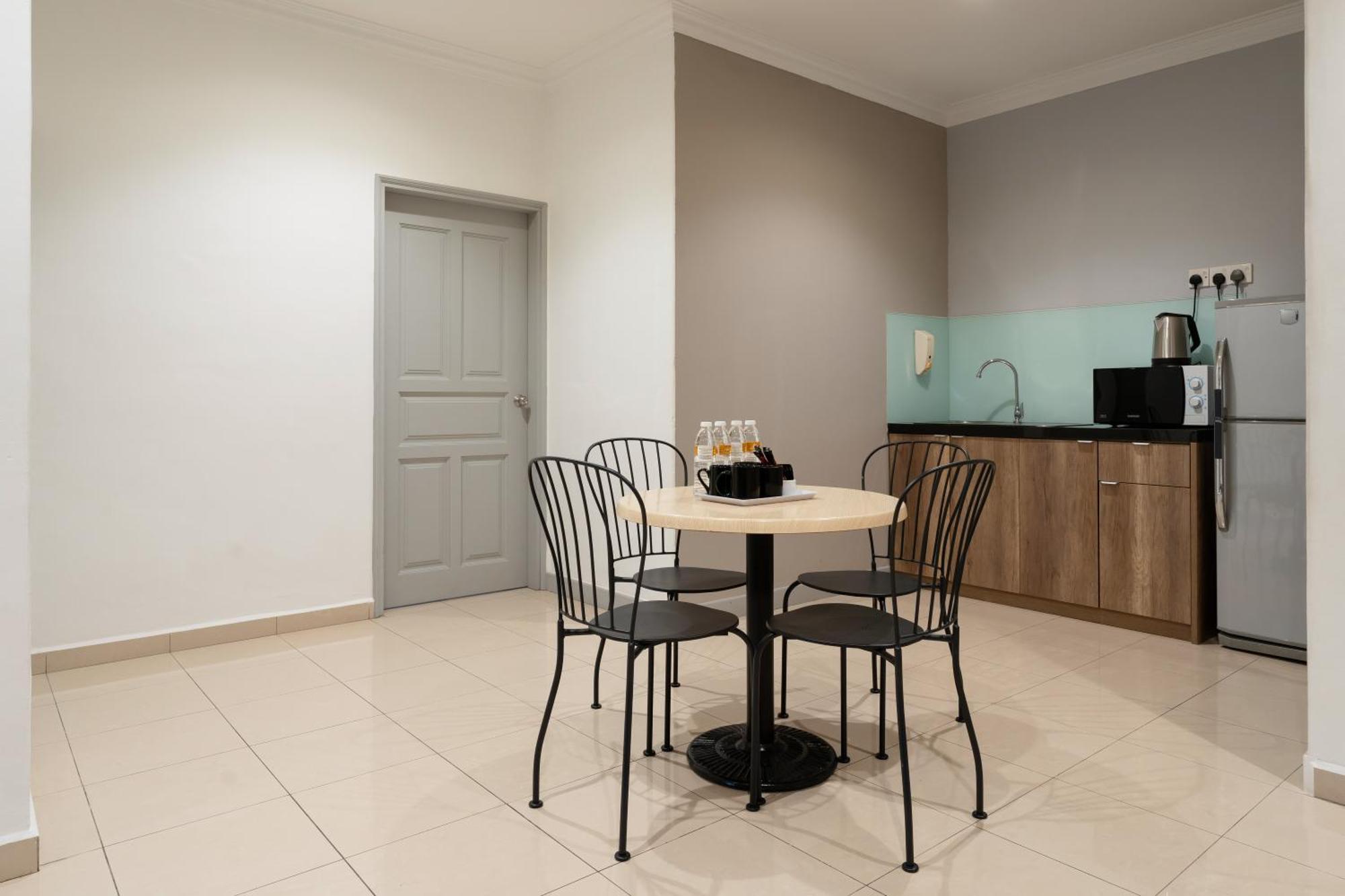Golden View Serviced Apartments Tanjung Tokong Екстер'єр фото