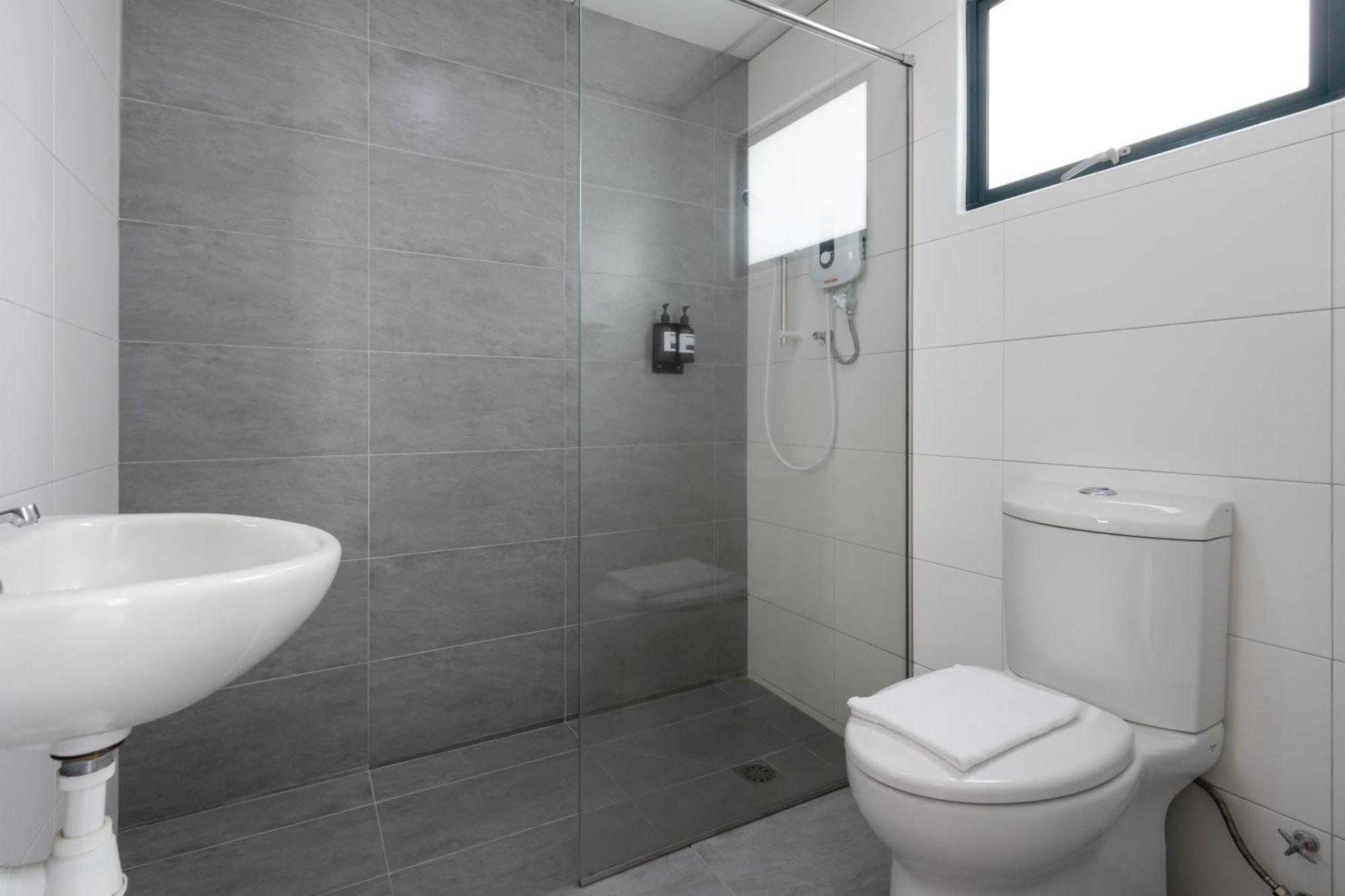 Golden View Serviced Apartments Tanjung Tokong Екстер'єр фото