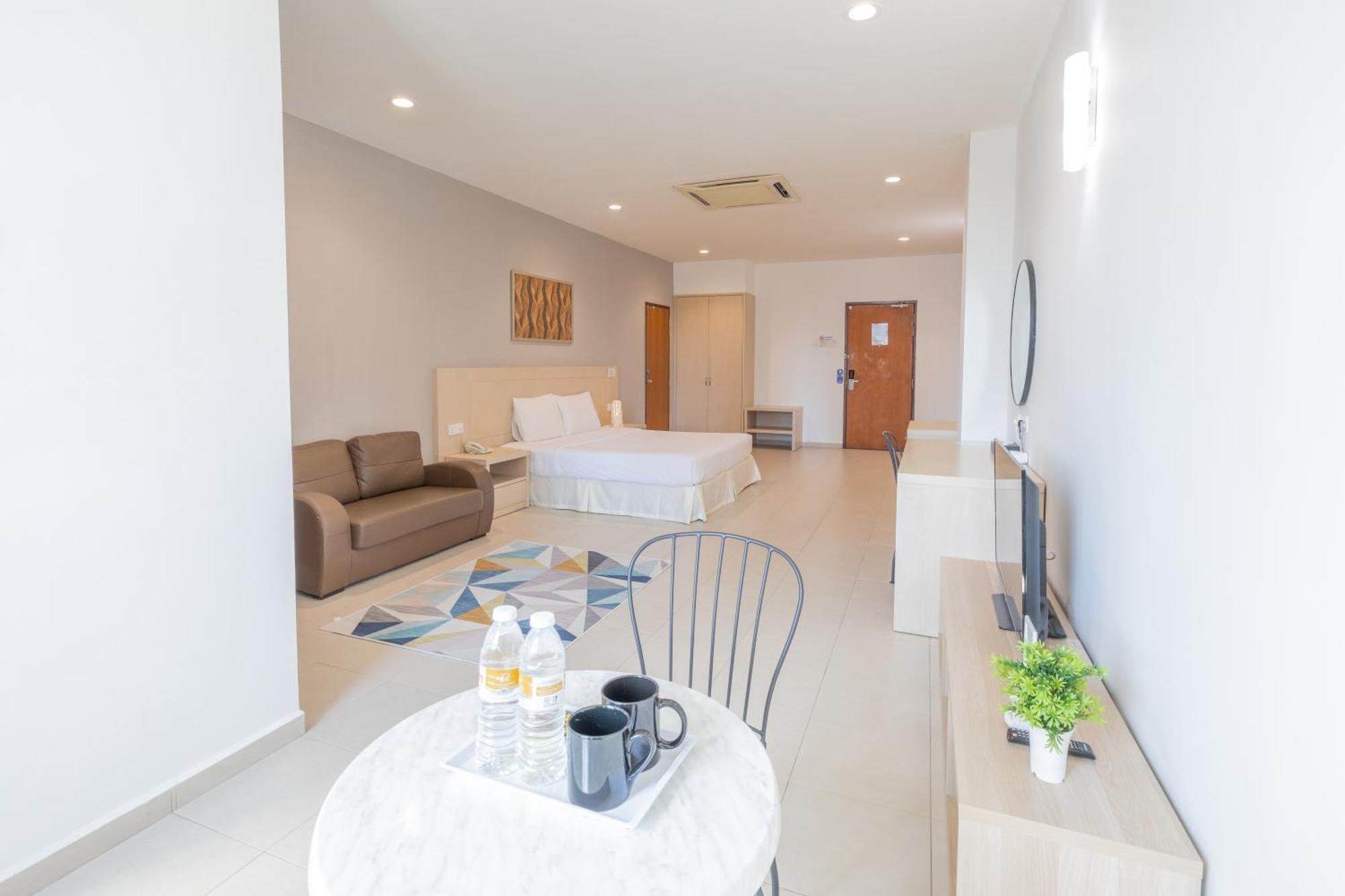Golden View Serviced Apartments Tanjung Tokong Екстер'єр фото