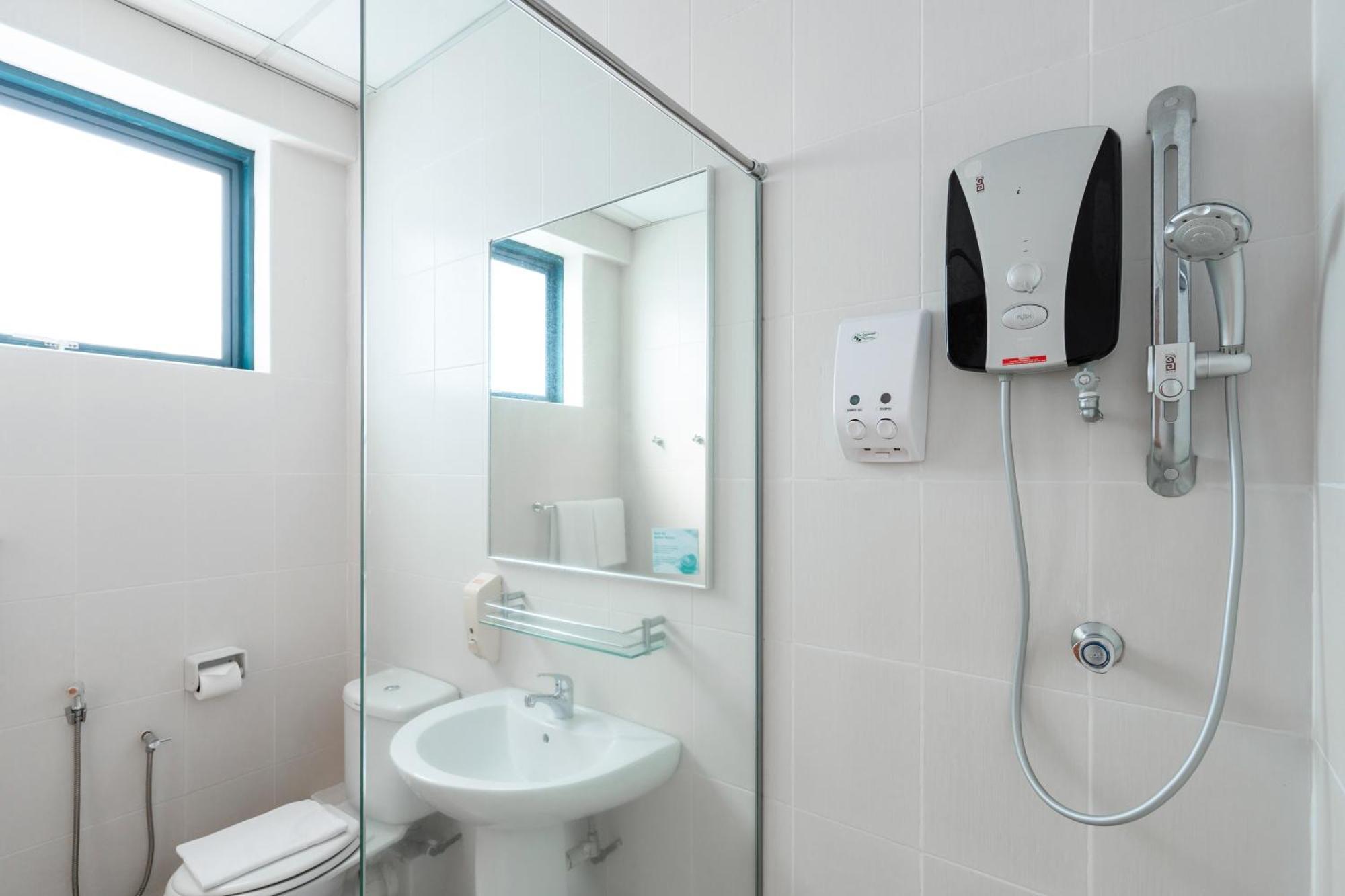Golden View Serviced Apartments Tanjung Tokong Екстер'єр фото