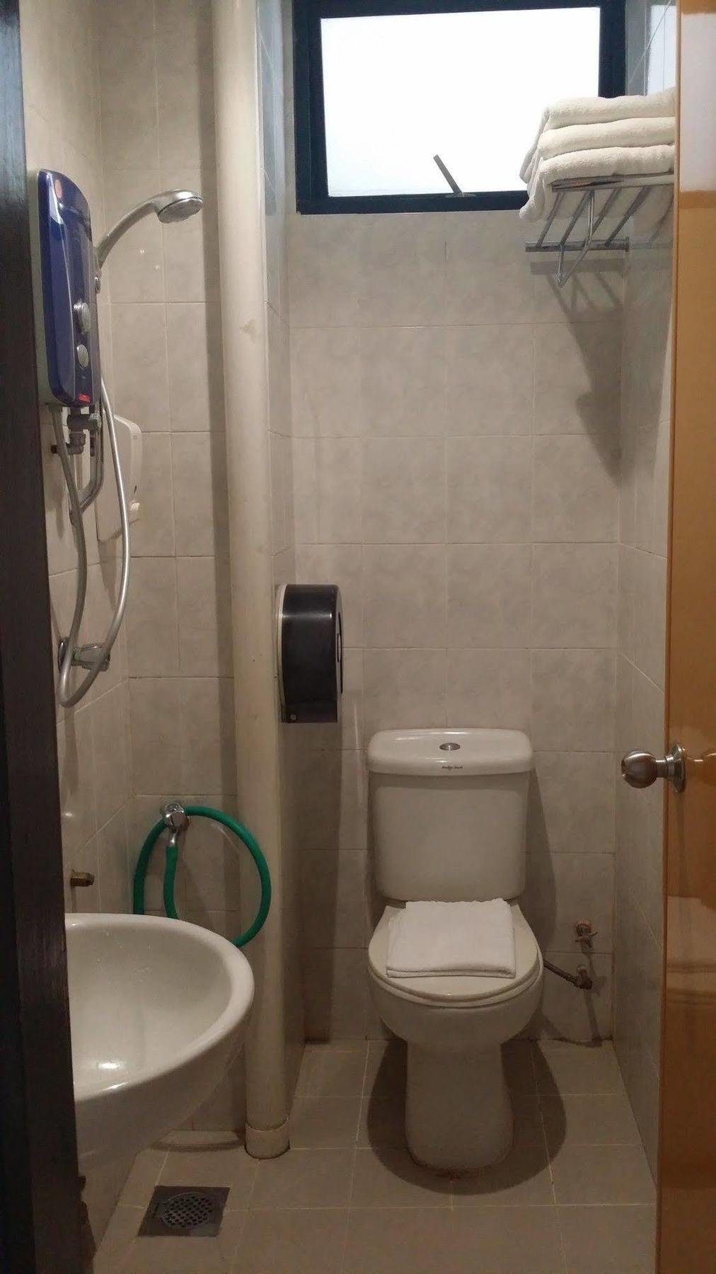 Golden View Serviced Apartments Tanjung Tokong Екстер'єр фото