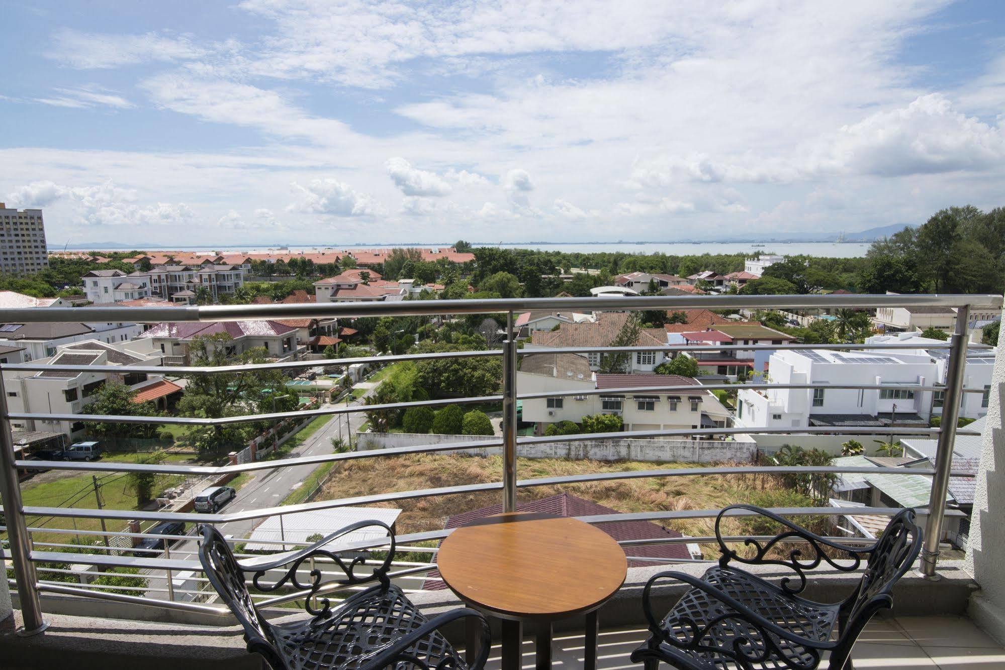 Golden View Serviced Apartments Tanjung Tokong Екстер'єр фото
