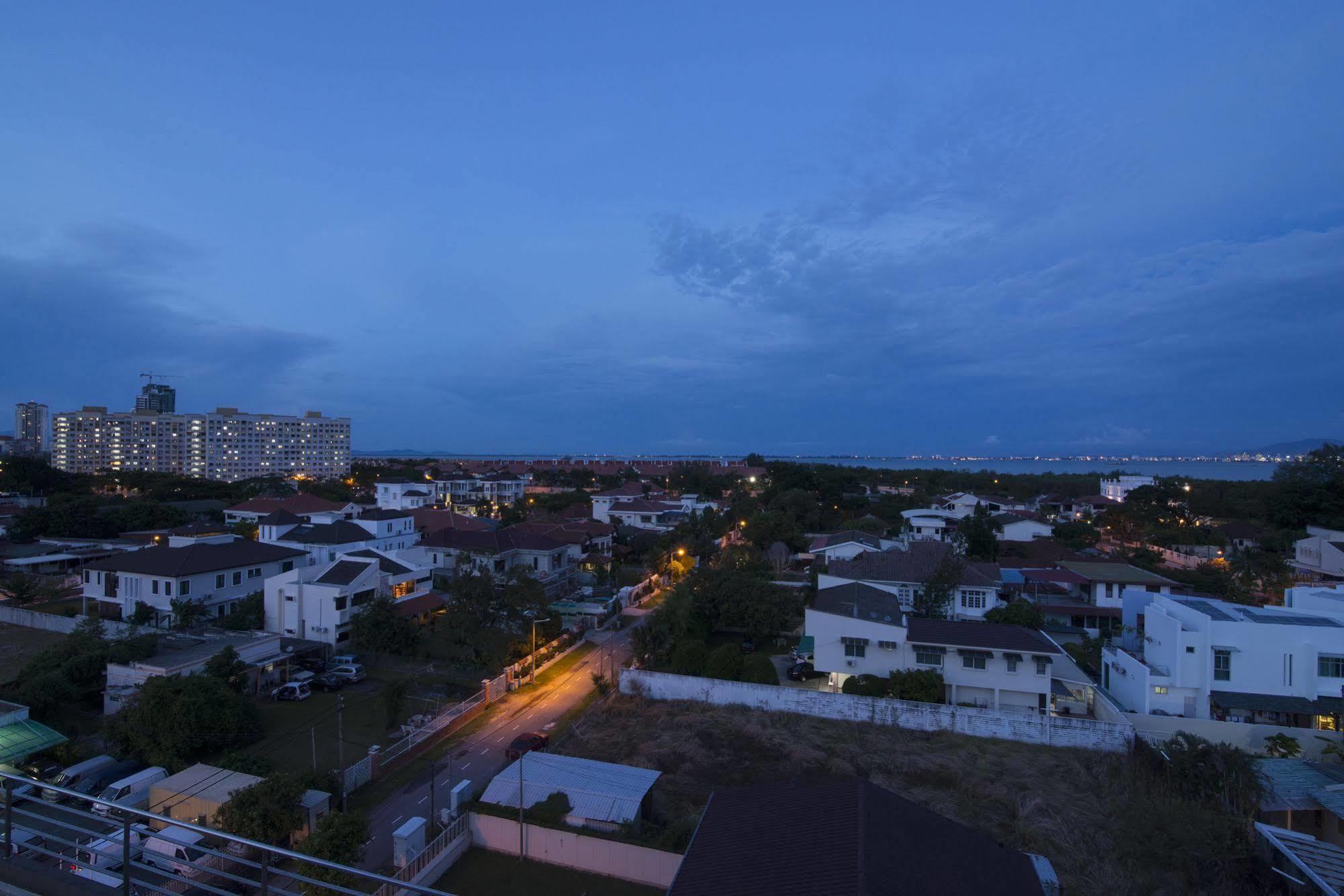 Golden View Serviced Apartments Tanjung Tokong Екстер'єр фото